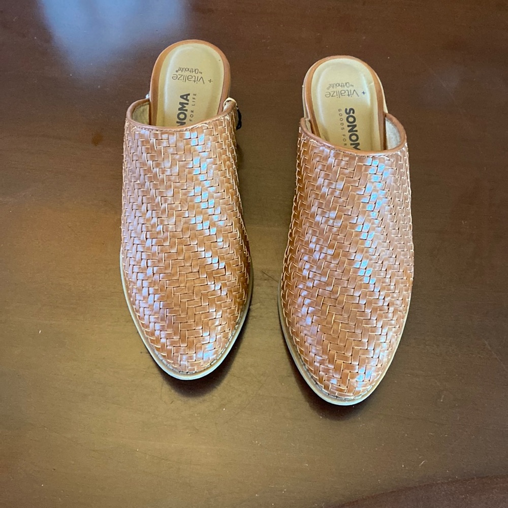 Sonoma Size 8 tan weave pattern